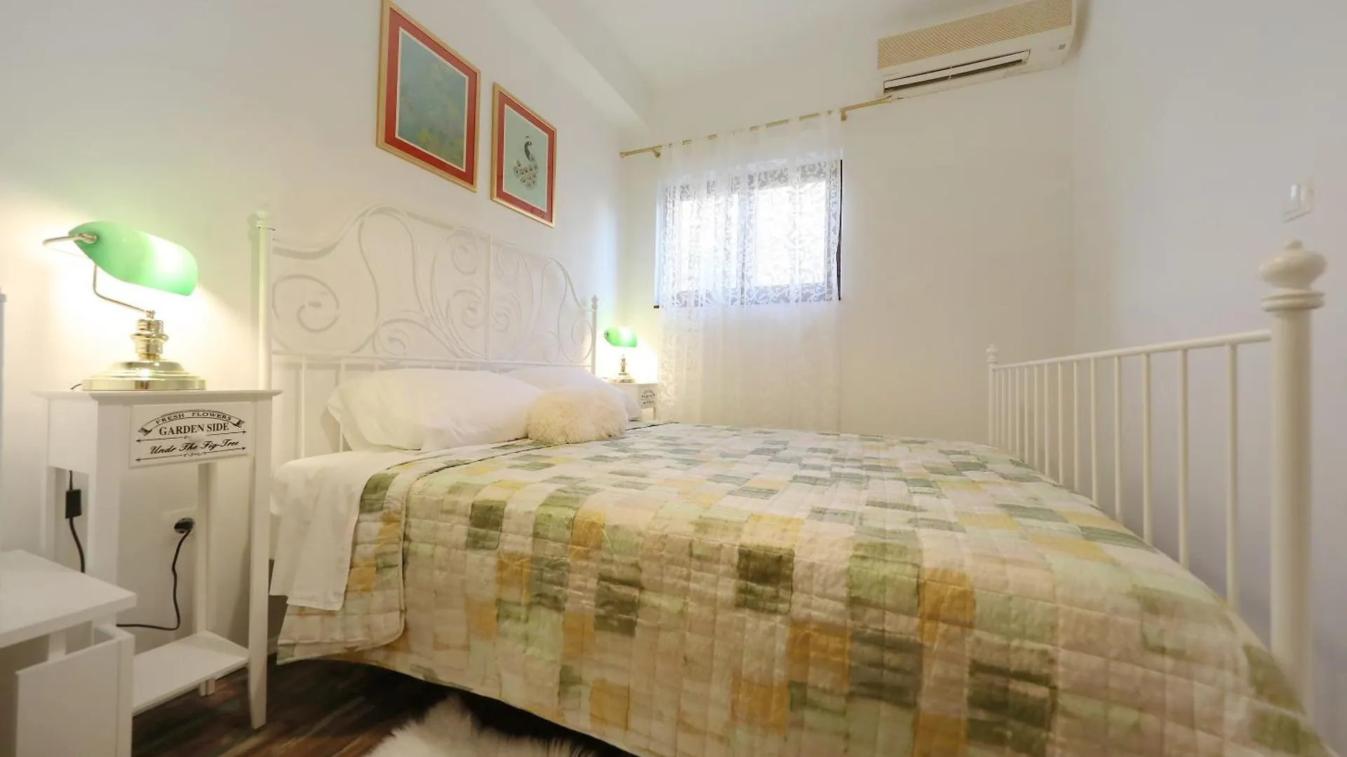 Apartments And A Room Ina 3*, Zadar