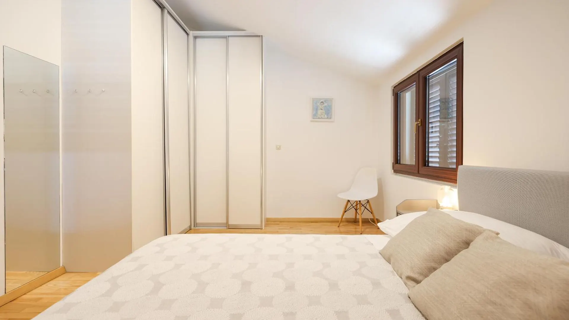 Apartments And A Room Ina
