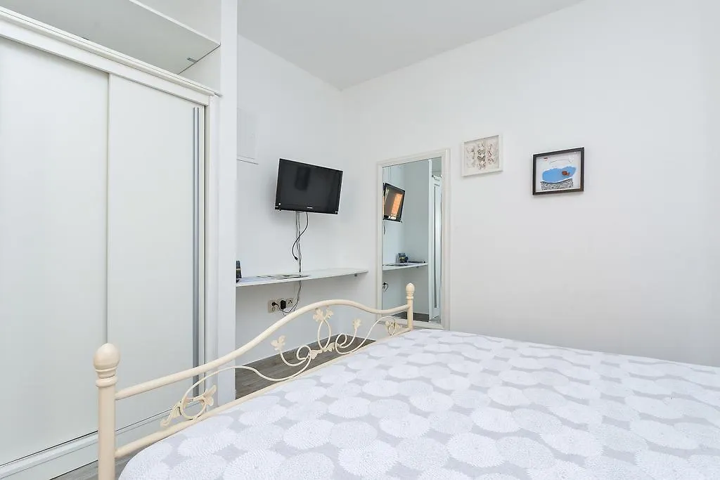 Apartments And A Room Ina Guest house